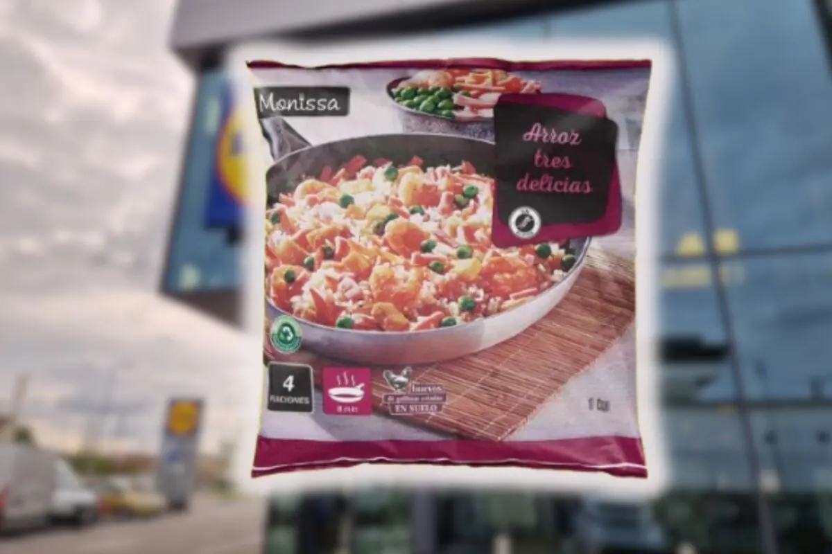 Frozen Monissa three-delights rice bag with an image of a plate of rice with peas and pieces of omelet in front of a blurred supermarket