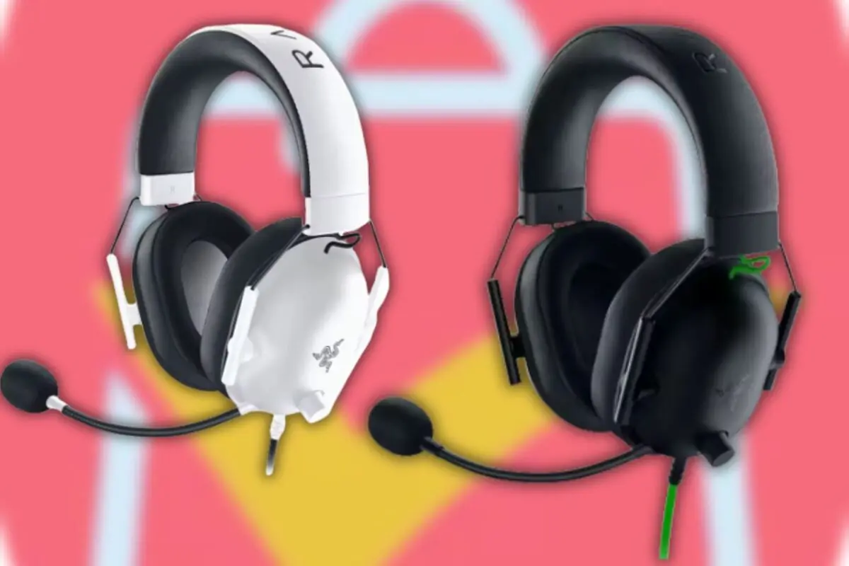 Dos auriculares gaming con micrófono uno blanco y otro negro sobre un fondo rosa con formas geométricas amarillas