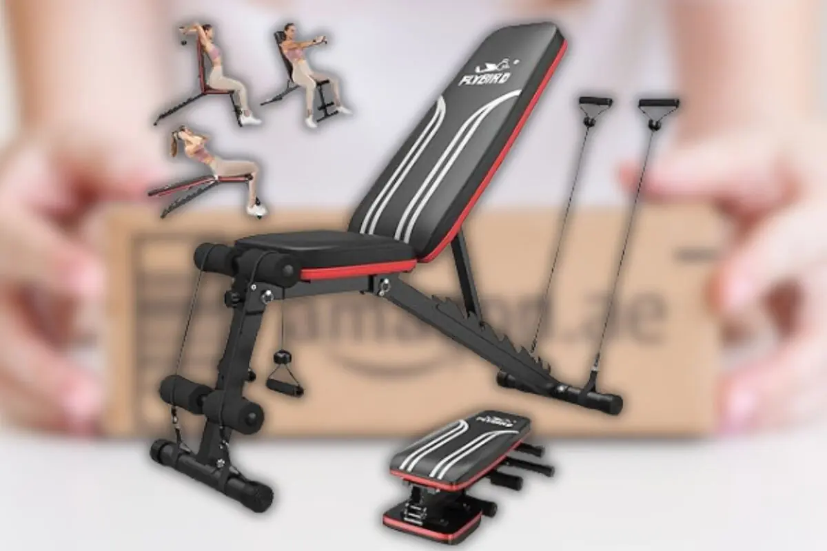 Banco de pesas ajustable con respaldo reclinable y accesorios de resistencia mostrando diferentes ejercicios de entrenamiento en casa Banco de pesas ajustable con respaldo reclinable y accesorios de resistencia mostrando diferentes ejercicios de entrenamiento en casa