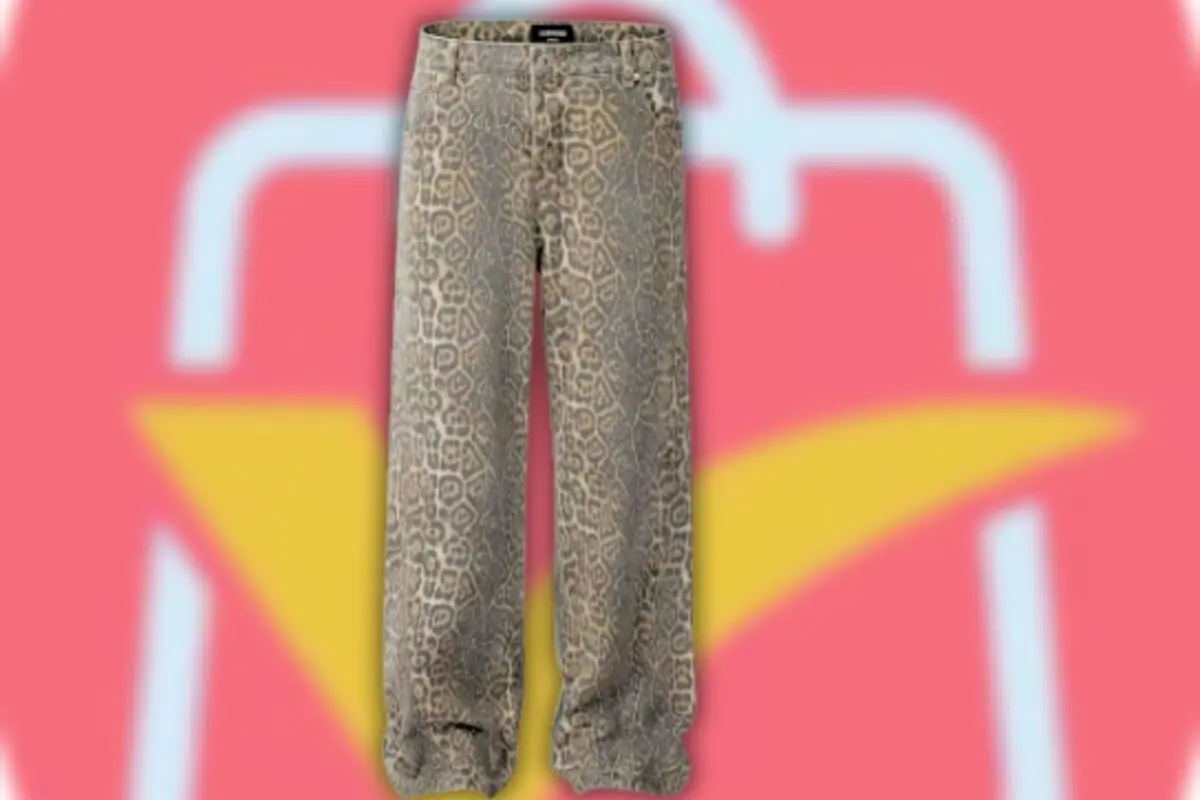 Pantalón ancho con estampado animal print en tonos beige sobre fondo rosa con figura de bolsa de compras estilizada