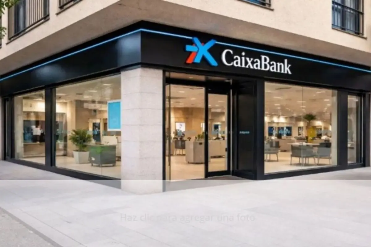 Façana d’una sucursal moderna de CaixaBank amb grans finestrals i entrada principal envidrada