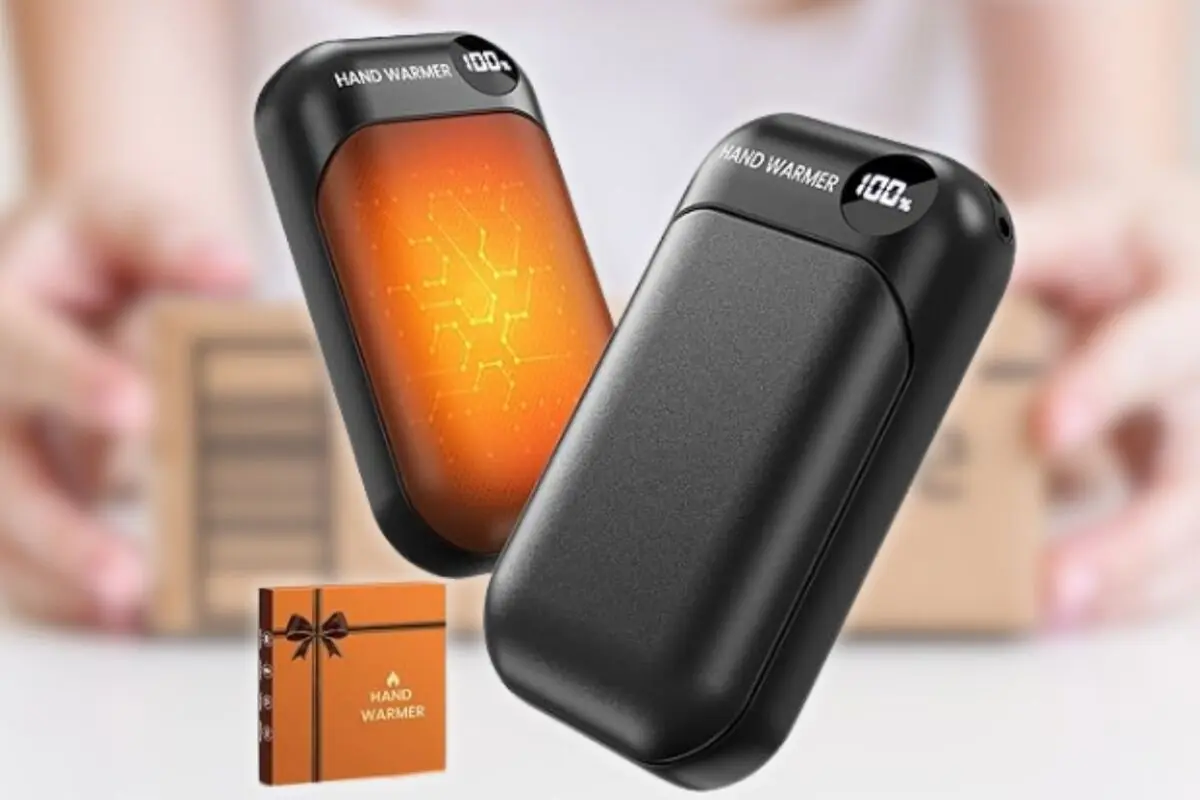 Calentadores de manos eléctricos negros con pantalla de batería al 100 por ciento y superficie naranja brillante junto a su caja de regalo naranja