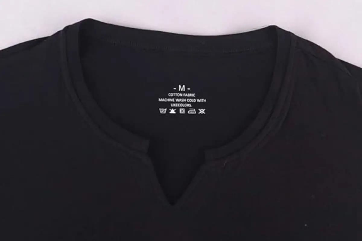 Camiseta negra de algodón talla M vista desde arriba con cuello redondo y pequeña abertura frontal