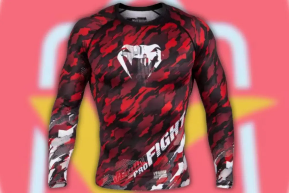 Rashguard de manga larga para artes marciales mixtas con diseño camuflaje rojo y negro y logotipo de serpiente en el pecho