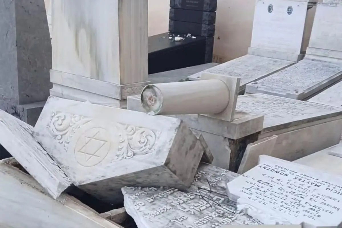 Làpides jueves de marbre blanc enderrocades i trencades en un cementiri vandalitzat Làpides jueves de marbre blanc enderrocades i trencades en un cementiri vandalitzat