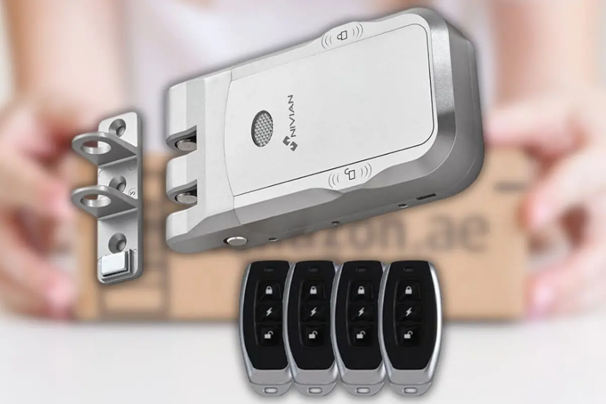 Cerradura electrónica plateada con soporte metálico y cuatro mandos a distancia negros sobre fondo desenfocado