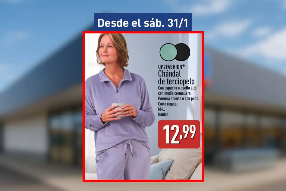 Folleto de Aldi en el que aparece una mujer adulta en casa vistiendo un chándal de terciopelo lila UP2FASHION con cremallera y pantalón a juego disponible desde el sábado 31 de enero por 12,99 euros.
