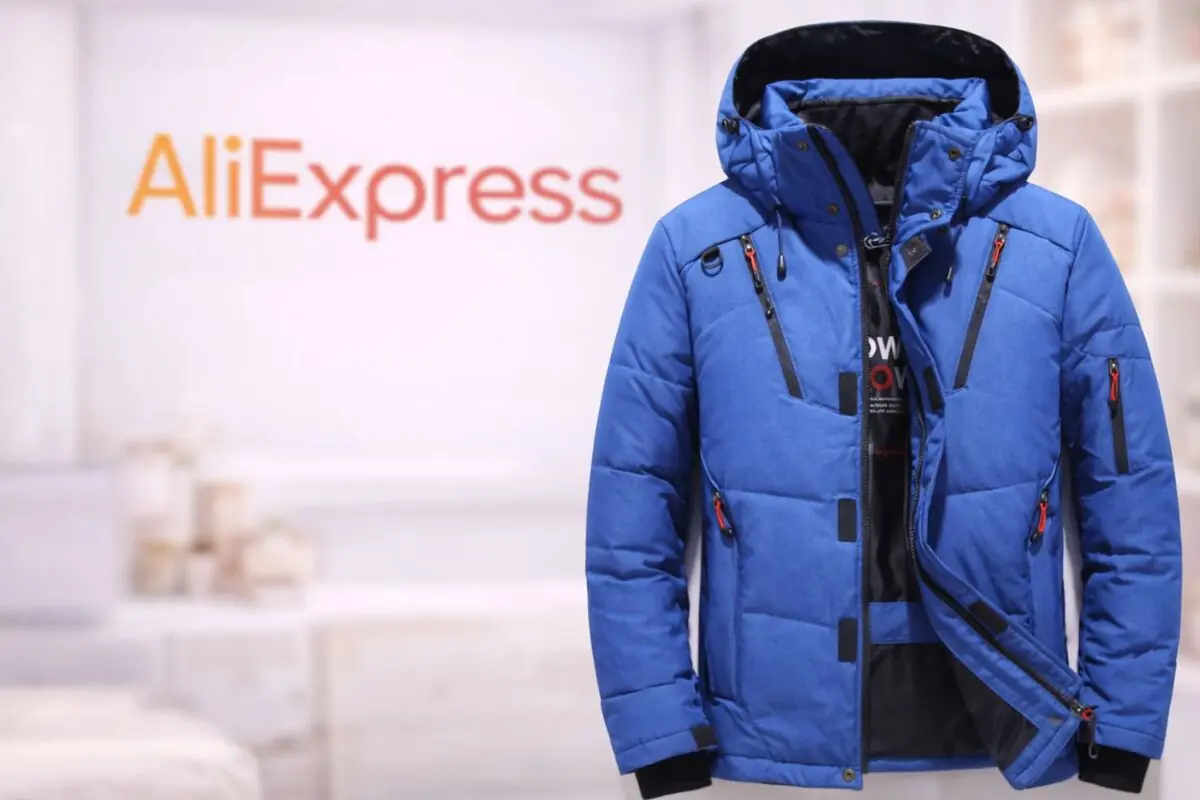 Montaje con una chaqueta de plumón azul y el logo de AliExpress detrás