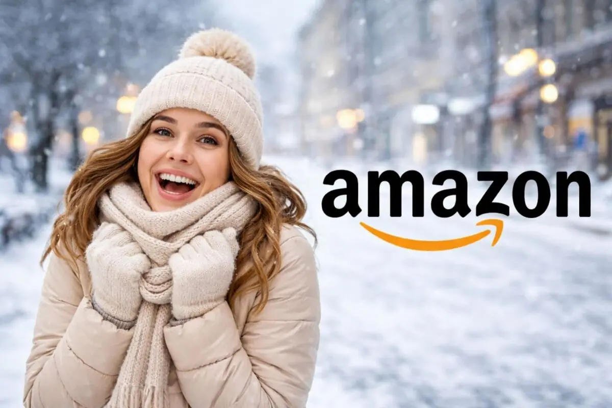 Mujer joven sonriente con ropa de invierno en una calle nevada junto al logotipo de Amazon