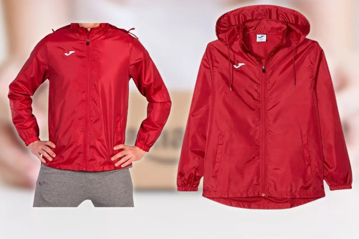Chaqueta deportiva roja con capucha y cremallera completa mostrada de frente en versión puesta y extendida sobre fondo desenfocado Chaqueta deportiva roja con capucha y cremallera completa mostrada de frente en versión puesta y extendida sobre fondo desenfocado