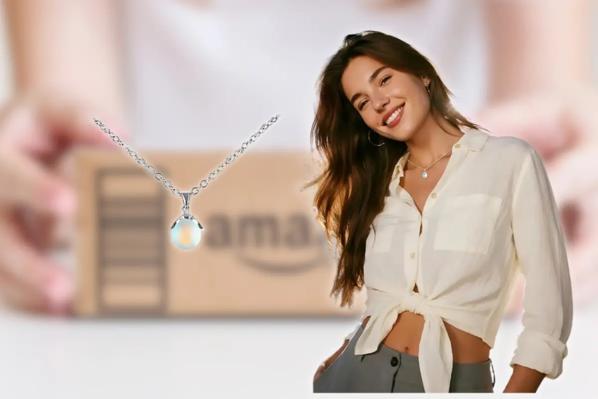 Montaje con mujer joven sonriendo con collar de piedra brillante frente a una caja de envío de comercio electrónico y un colgante similar en primer plano