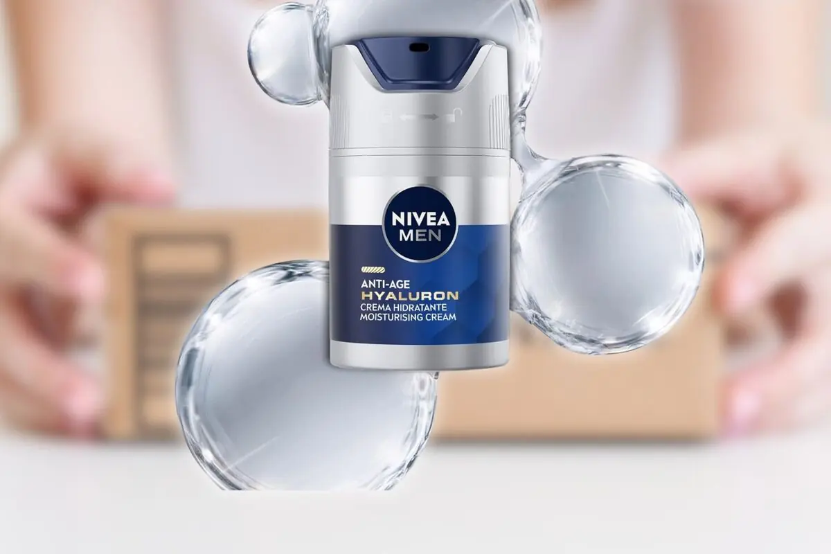 Envase de crema hidratante facial Nivea Men Anti Age Hyaluron en primer plano rodeado de burbujas transparentes sobre un fondo desenfocado Envase de crema hidratante facial Nivea Men Anti Age Hyaluron en primer plano rodeado de burbujas transparentes sobre un fondo desenfocado