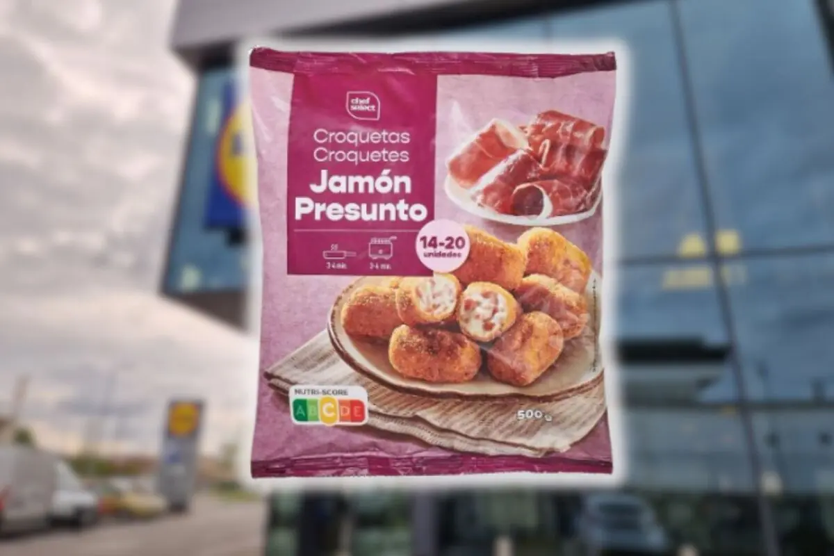 Bolsa de croquetas de jamón marca Chef Select sostenida frente a la fachada de un supermercado Lidl desenfocado