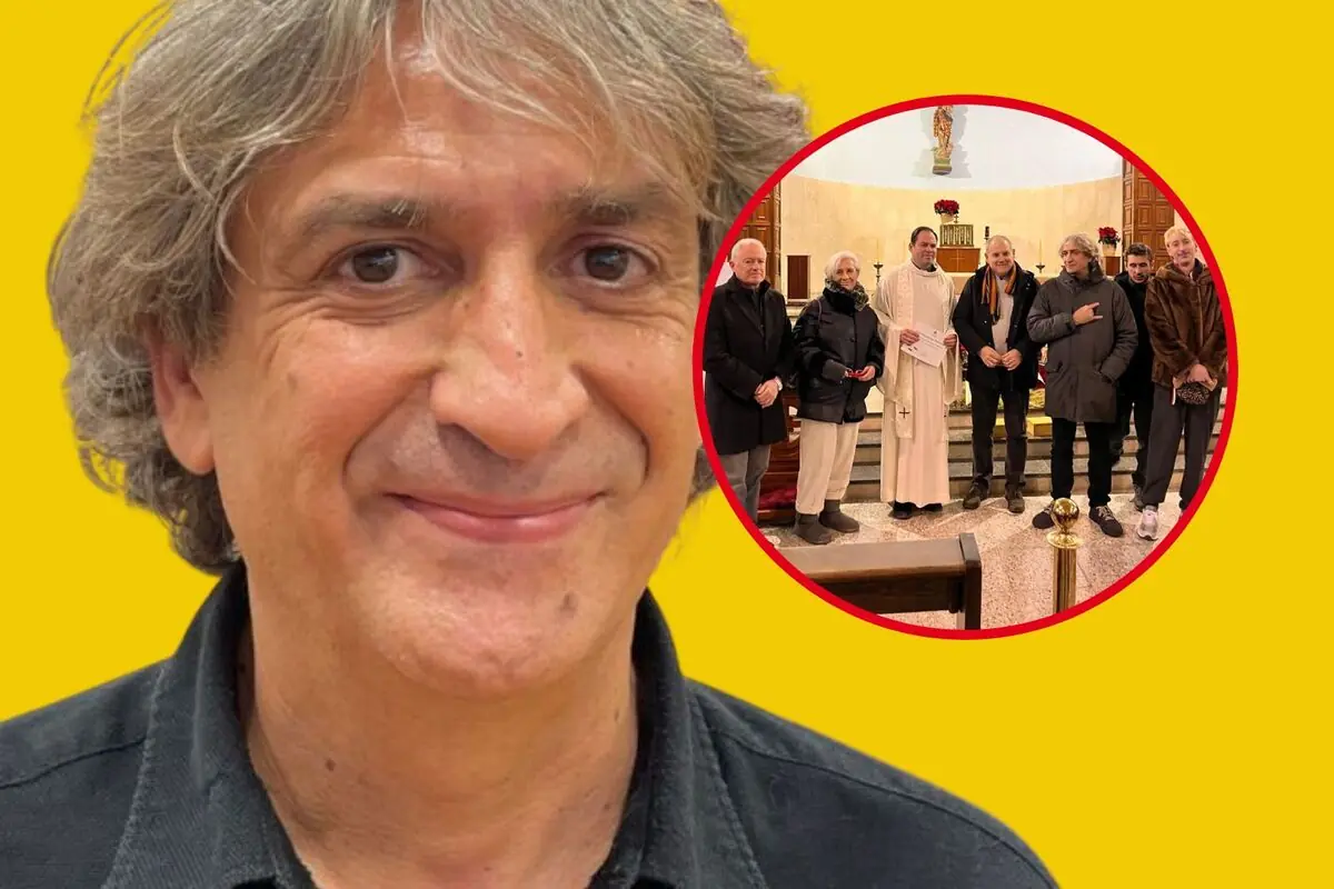 Primer plano de un hombre de cabello canoso sonriendo sobre fondo amarillo con un recuadro circular que muestra a varias personas posando junto a un sacerdote dentro de una iglesia