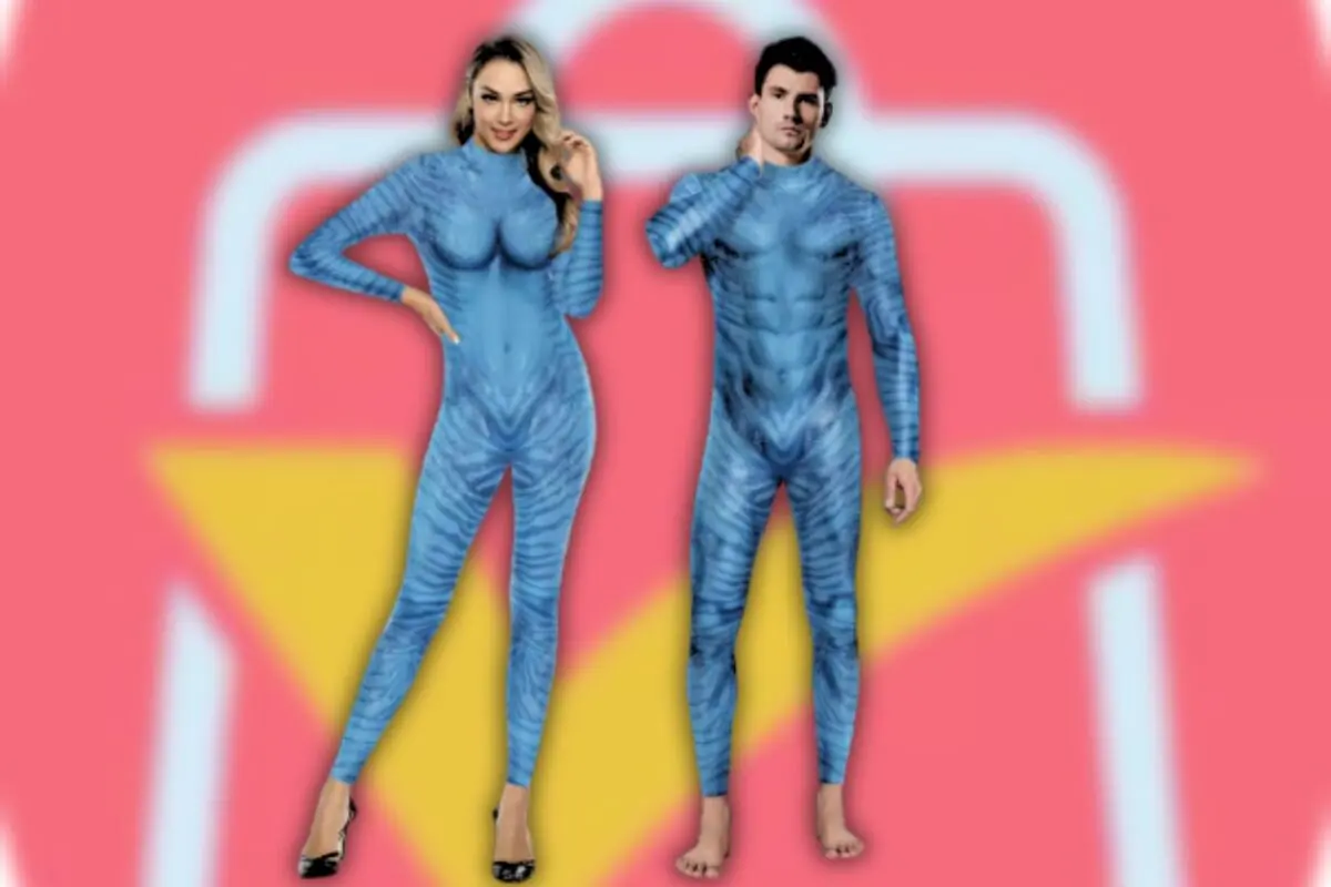 Pareja con trajes ajustados azules de cuerpo completo posando sobre un fondo rosa y amarillo desenfocado