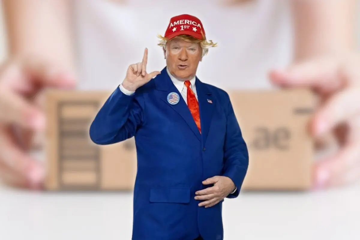 Hombre con traje azul y gorra roja con la frase America 1st haciendo un gesto con la mano frente a una caja de cartón desenfocada en segundo plano Hombre con traje azul y gorra roja con la frase America 1st haciendo un gesto con la mano frente a una caja de cartón desenfocada en segundo plano