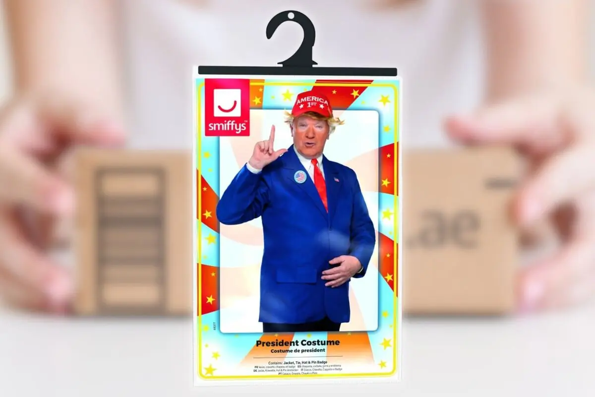 Empaque de disfraz de presidente con hombre de peluca rubia traje azul y gorra roja sobre fondo colorido con estrellas Empaque de disfraz de presidente con hombre de peluca rubia traje azul y gorra roja sobre fondo colorido con estrellas