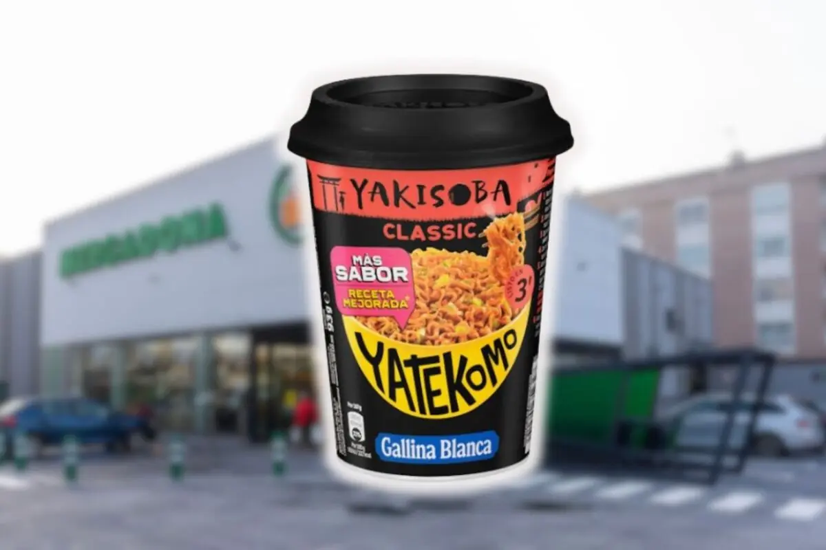 Vaso de fideos instantáneos Yakisoba Classic Yatekomo de Gallina Blanca en primer plano con un supermercado Mercadona desenfocado de fondo