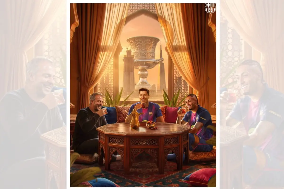 Tres homes asseguts al voltant d’una taula de fusta tallada en un saló d’estil àrab brinden amb te mentre al fons es veu una gran copa daurada i gratacels il·luminats per la posta de sol Tres homes asseguts al voltant d’una taula de fusta tallada en un saló d’estil àrab brinden amb te mentre al fons es veu una gran copa daurada i gratacels il·luminats per la posta de sol