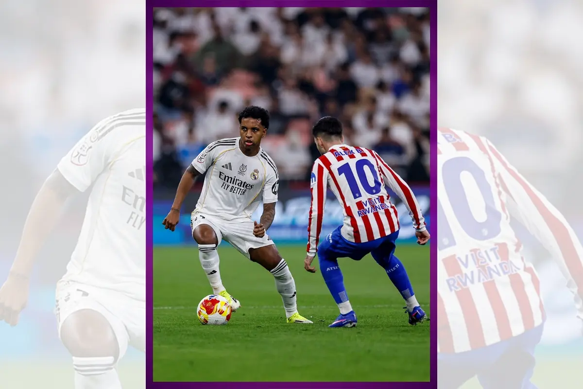 Dos jugadors de futbol cara a cara durant un partit