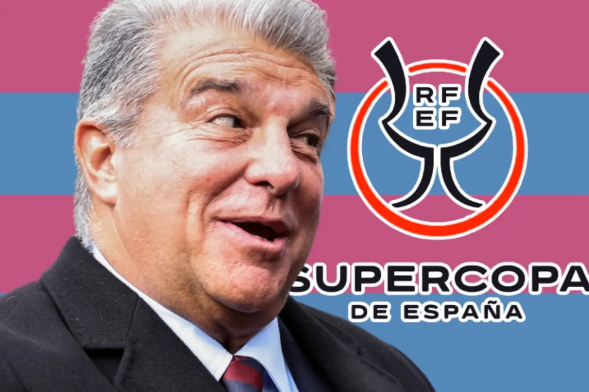 Hombre canoso con traje oscuro sonriendo frente al logotipo de la Supercopa de España sobre un fondo con franjas azul y granate