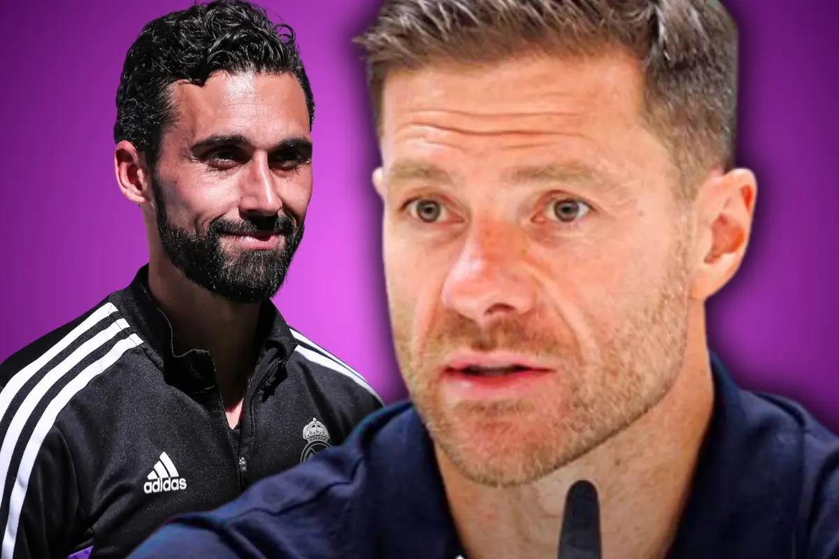 Primer plano de dos hombres con barba sobre fondo morado uno con chaqueta deportiva negra y el otro con camiseta azul hablando frente a un micrófono