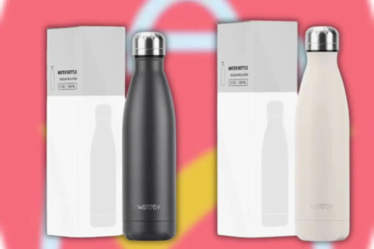 Dos botellas térmicas reutilizables en color negro y blanco frente a sus cajas sobre un fondo rosa desenfocado Dos botellas térmicas reutilizables en color negro y blanco frente a sus cajas sobre un fondo rosa desenfocado