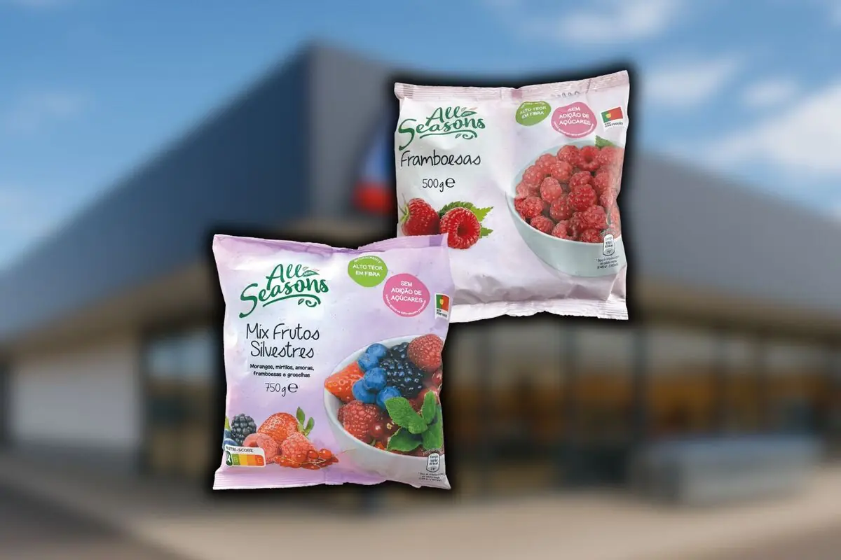 Bolsas de frutos rojos congelados marca All Seasons (que se vende en Aldi) sobre un fondo desenfocado de supermercado. Bolsas de frutos rojos congelados marca All Seasons (que se vende en Aldi) sobre un fondo desenfocado de supermercado.