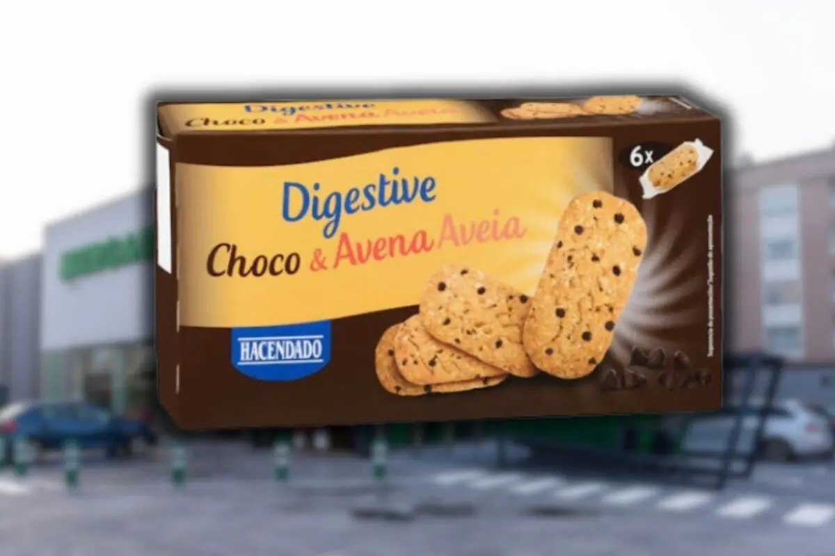 Caja de galletas Digestive Choco y Avena de la marca Hacendado frente a un supermercado desenfocado