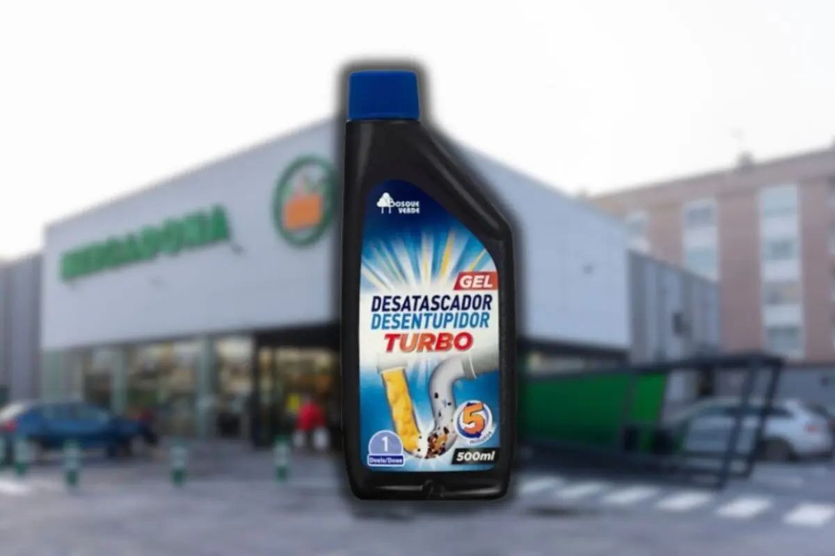Botella de gel desatascador turbo de la marca Bosque Verde en primer plano frente a la entrada de un supermercado Mercadona desenfocado de fondo