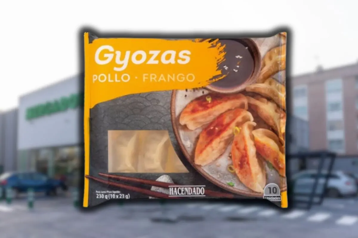 Envase de gyozas de pollo marca Hacendado frente a un supermercado Mercadona