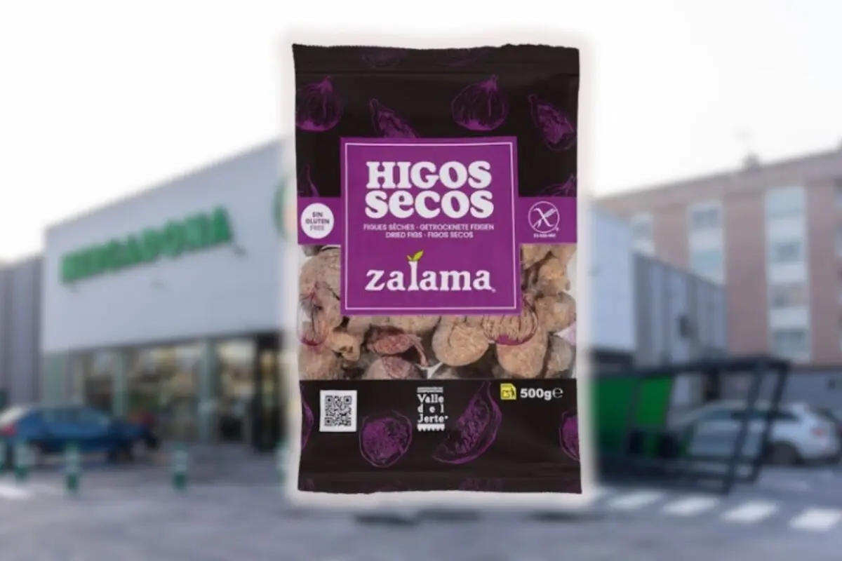Bolsa de higos secos marca Zalama de 500 gramos con diseño morado y negro frente a la fachada de un supermercado Mercadona desenfocado