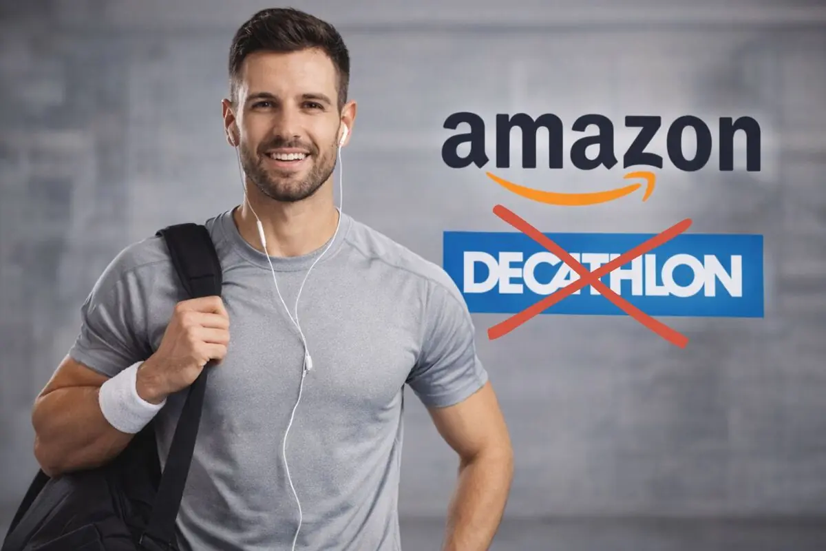 Hombre deportista con mochila y auriculares delante de los logotipos de Amazon y Decathlon con el de Decathlon tachado en rojo