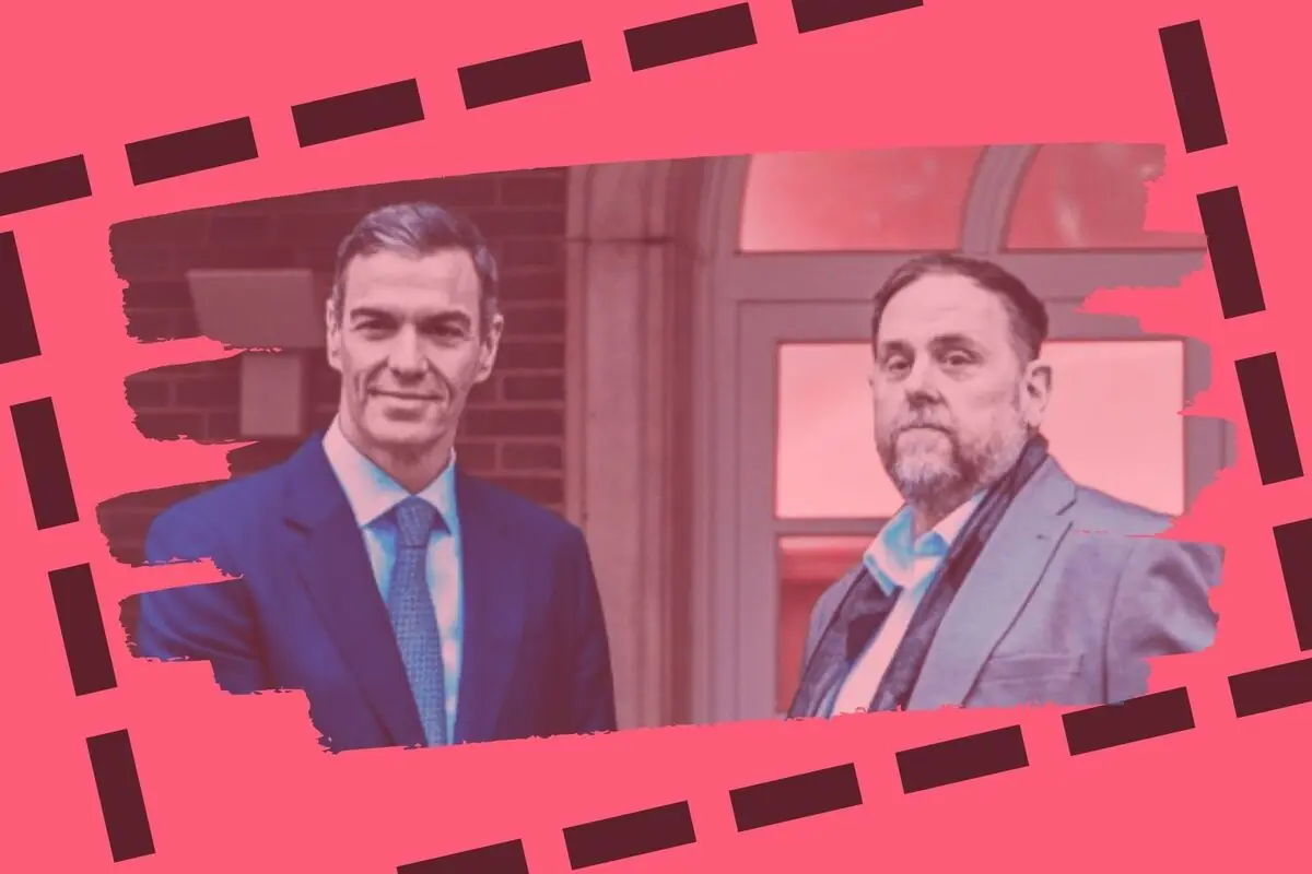 Dos homes amb vestit, que són Pedro Sánchez i Oriol Junqueras, posen seriosos davant d’un edifici de maó i finestrals sobre un fons rosa amb un marc gràfic fosc.