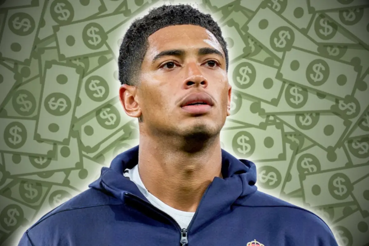 Futbolista con sudadera azul sobre fondo de billetes verdes con símbolos de dólar