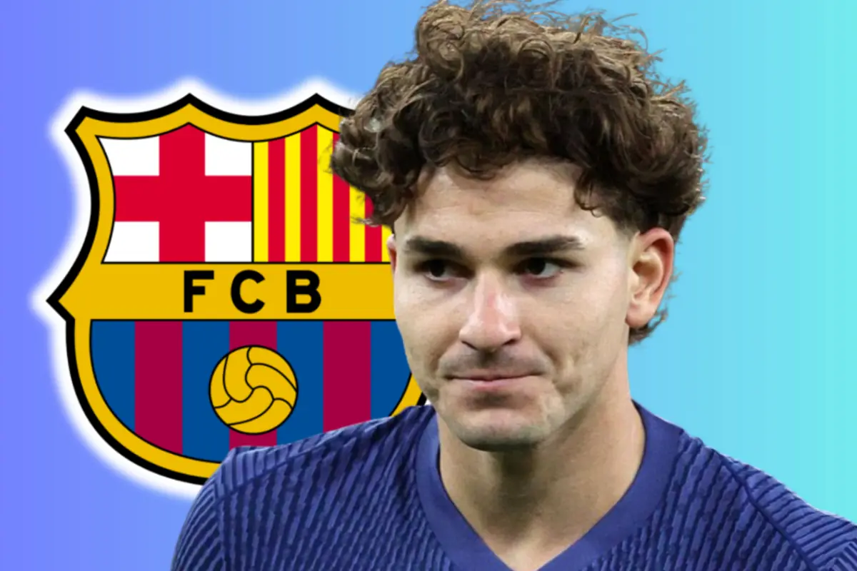 Futbolista amb samarreta blau fosc davant de l’escut del FC Barcelona sobre un fons degradat blau