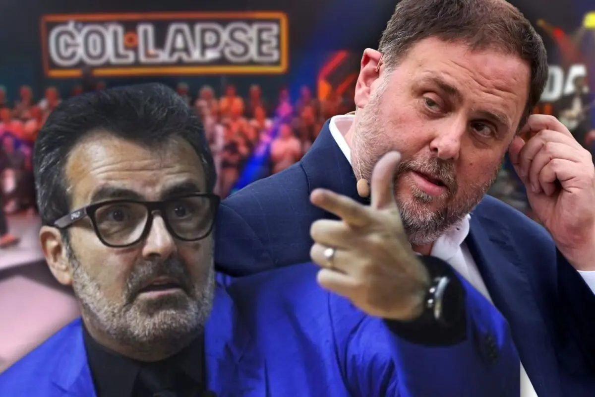 Dos homes amb jaqueta blava en un plató de televisió amb públic de fons i el rètol COL·LAPSE desenfocat