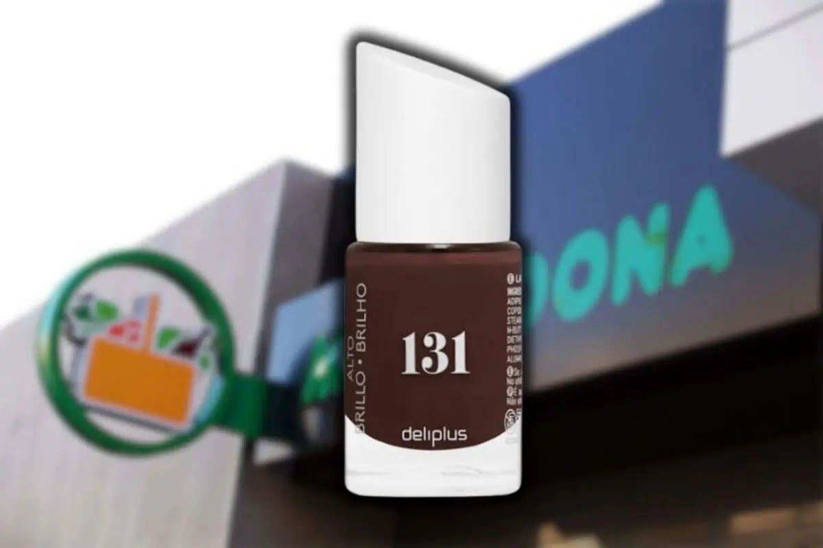 Esmalte de uñas marrón número 131 de la marca Deliplus sobre fondo desenfocado de un supermercado Mercadona