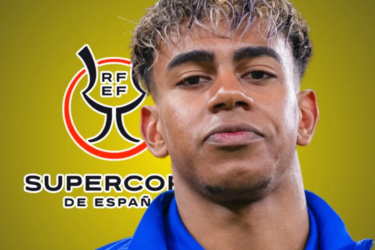 Primer pla d’un futbolista amb samarreta blava sobre fons groc amb el logotip de la Supercopa d’Espanya al darrere