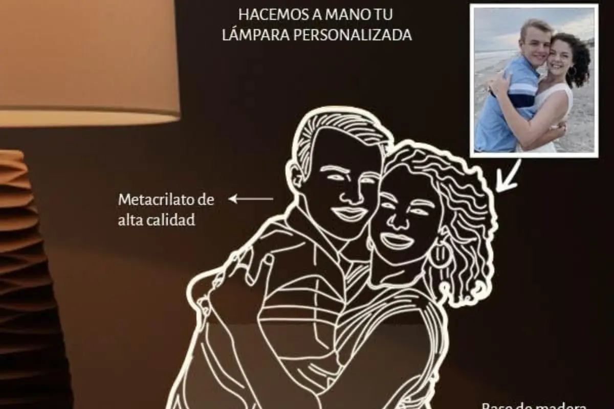 Lámpara personalizada hecha a mano con silueta luminosa de pareja abrazada en metacrilato de alta calidad y base de madera junto a la foto original usada como referencia