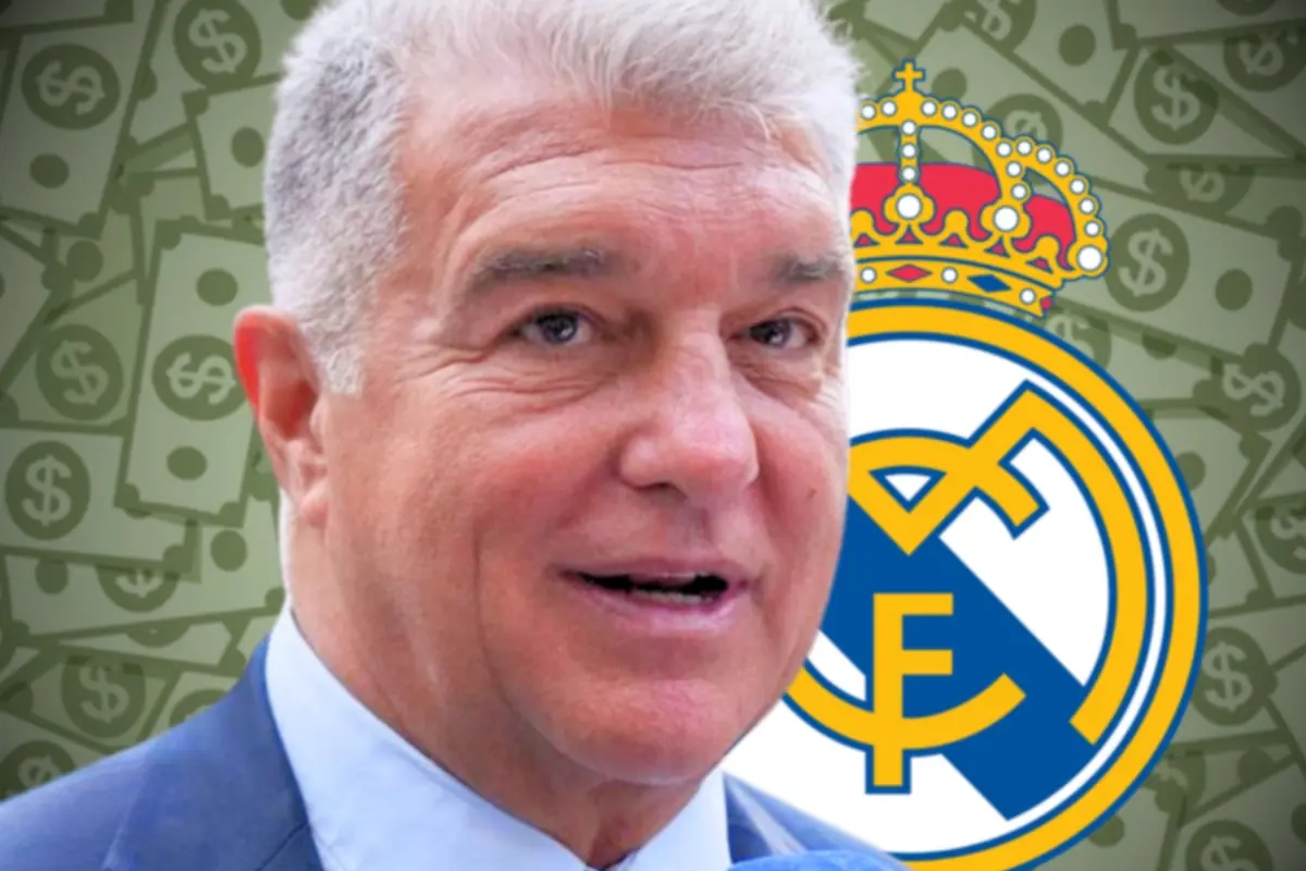 Hombre de cabello canoso en primer plano con traje azul sobre un fondo de billetes y el escudo del Real Madrid