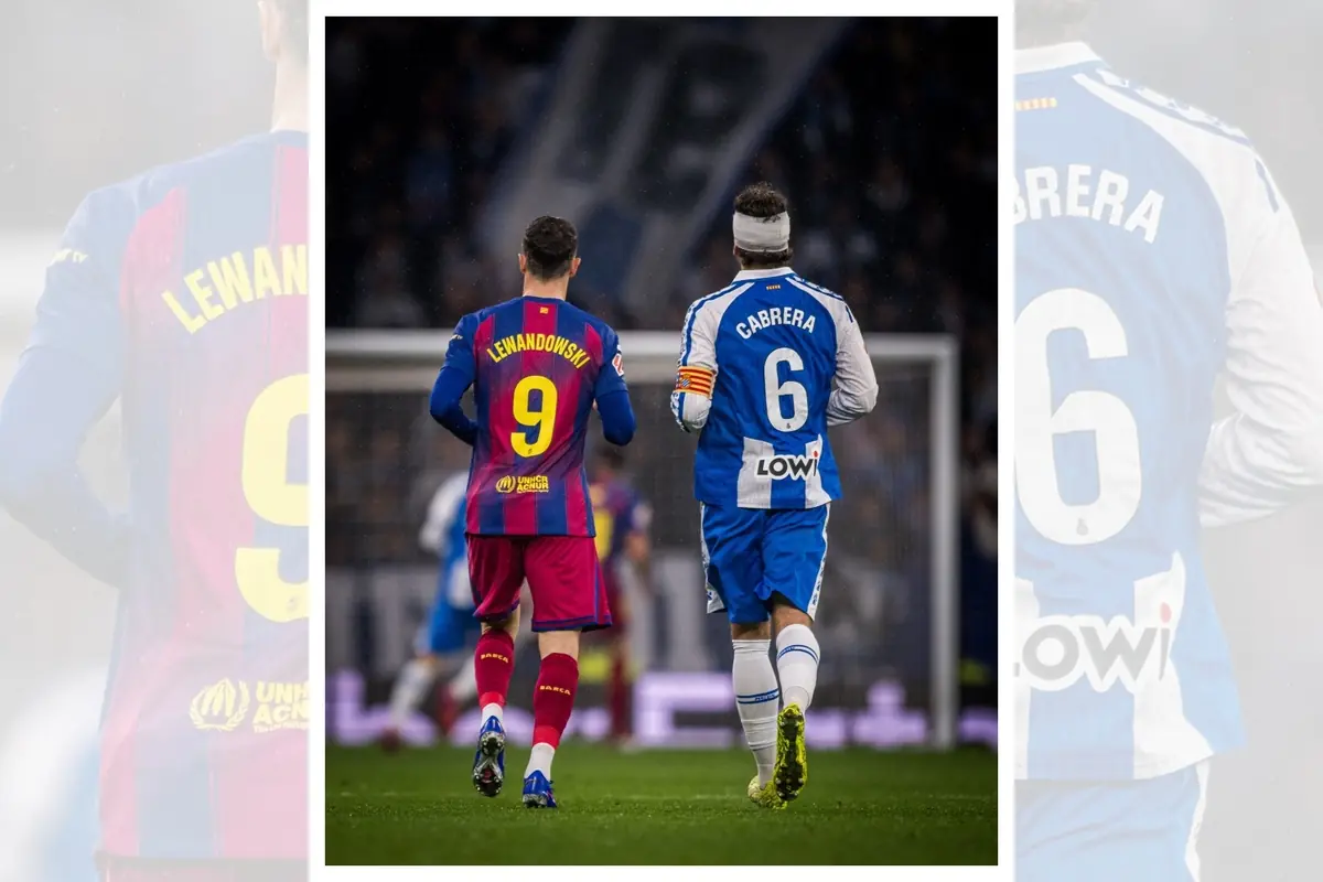 Dos futbolistes d’esquena amb els dorsals 9 i 6 caminen junts sobre la gespa durant un partit de lliga