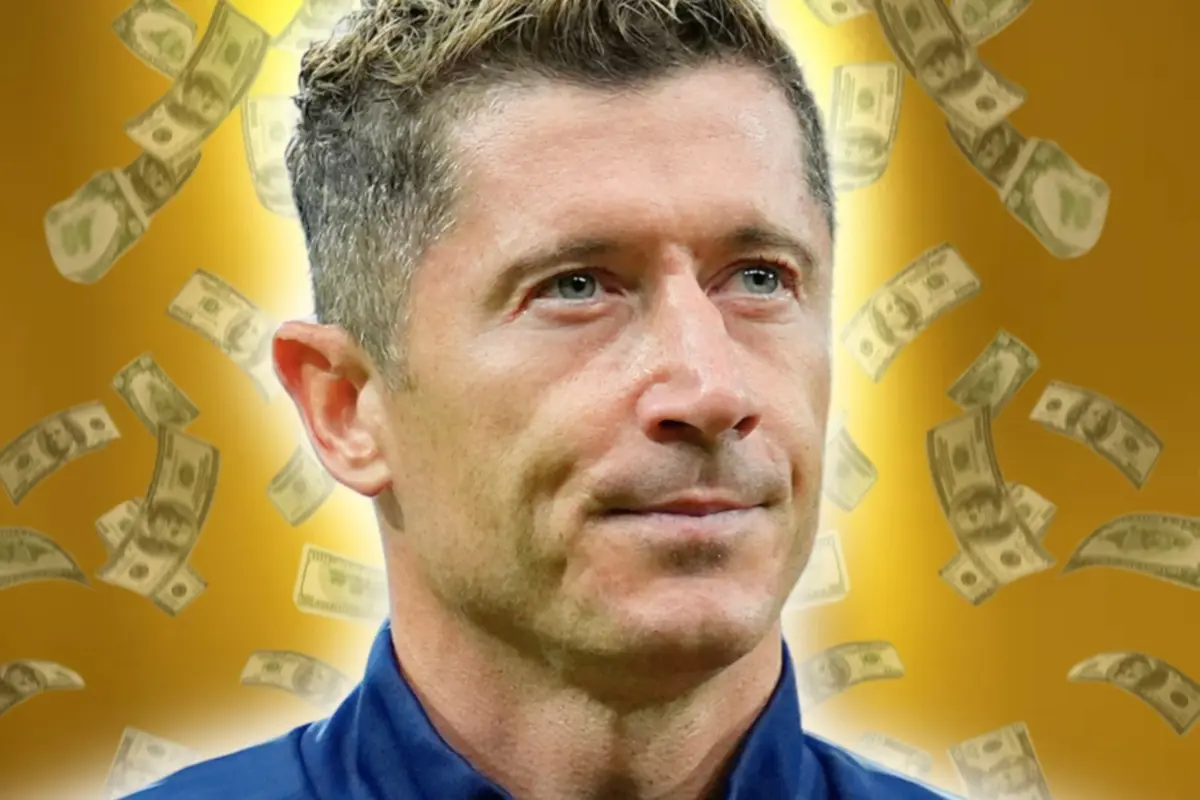 Primer pla d’un futbolista amb expressió seriosa sobre un fons daurat amb bitllets de dòlar flotant al voltant