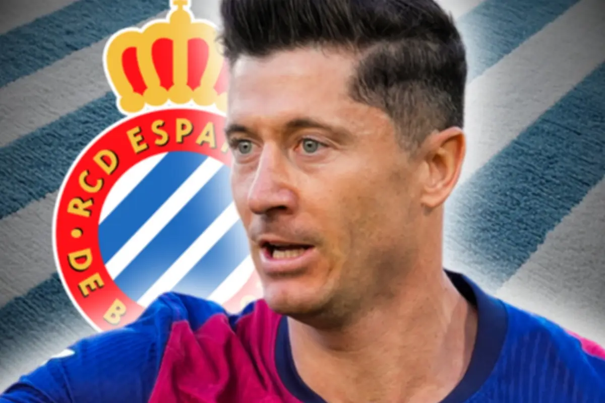 Futbolista amb samarreta blava i grana en primer pla sobre un fons amb l’escut de l’RCD Espanyol