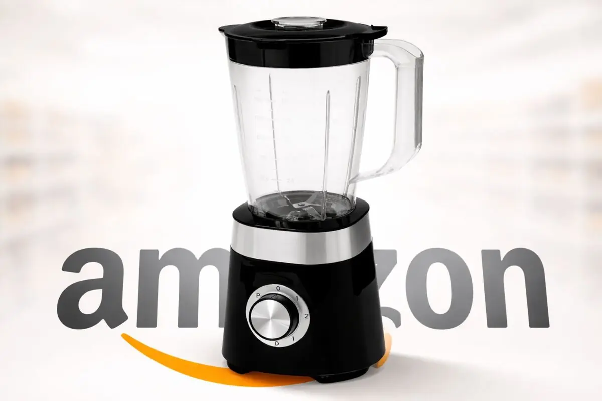 Licuadora eléctrica negra con vaso transparente sobre el logotipo de Amazon