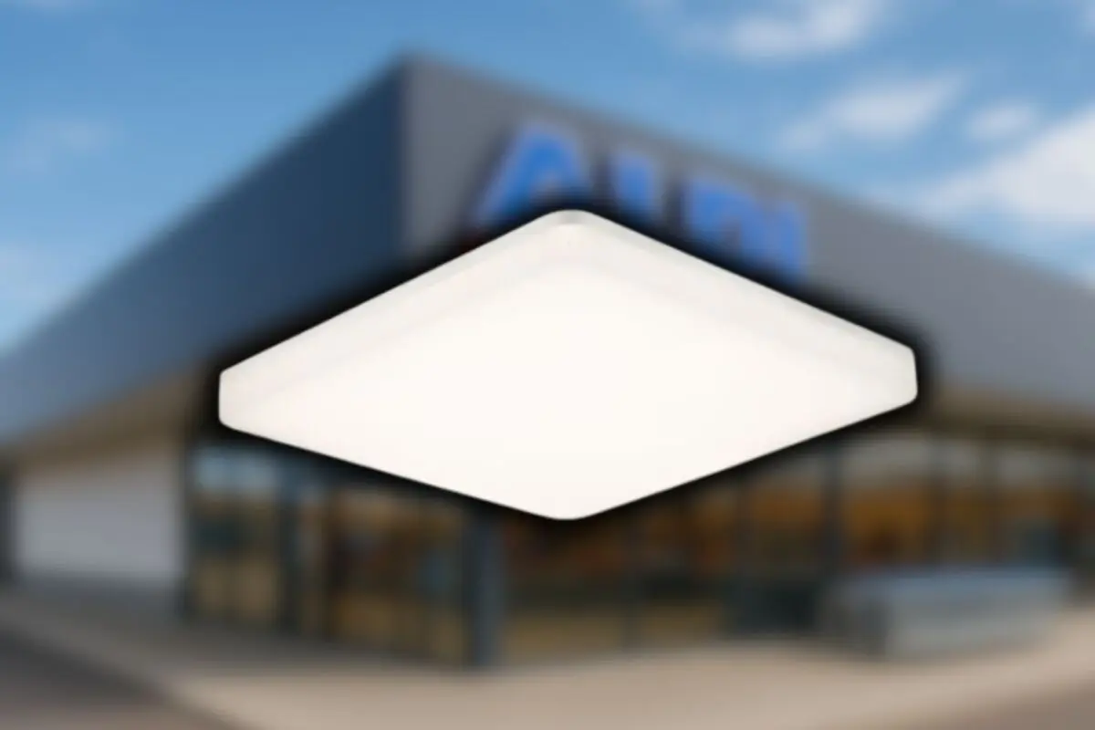 Plafón de techo LED cuadrado blanco sobre fondo desenfocado de fachada de tienda Aldi.