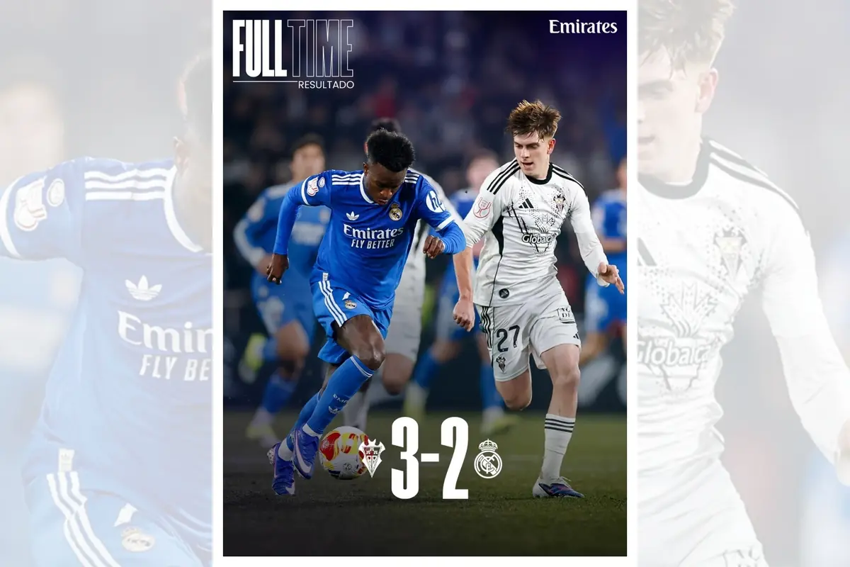 Cartel de resultado de fútbol con jugador del Real Madrid en azul disputando el balón contra jugador rival en blanco y marcador final 3-2 Cartel de resultado de fútbol con jugador del Real Madrid en azul disputando el balón contra jugador rival en blanco y marcador final 3-2