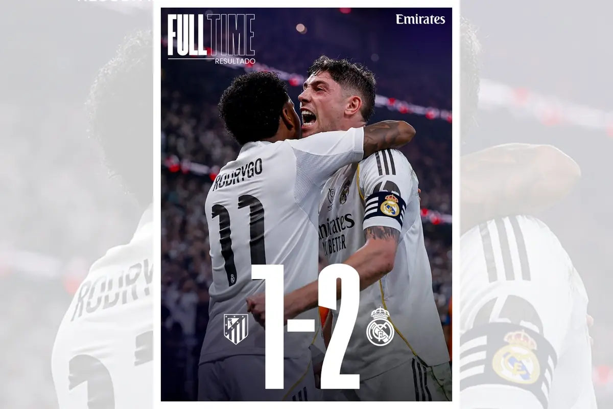 Jugadors del Reial Madrid celebren abraçats la victòria per 2 a 1 davant l’Atlètic de Madrid al final del partit