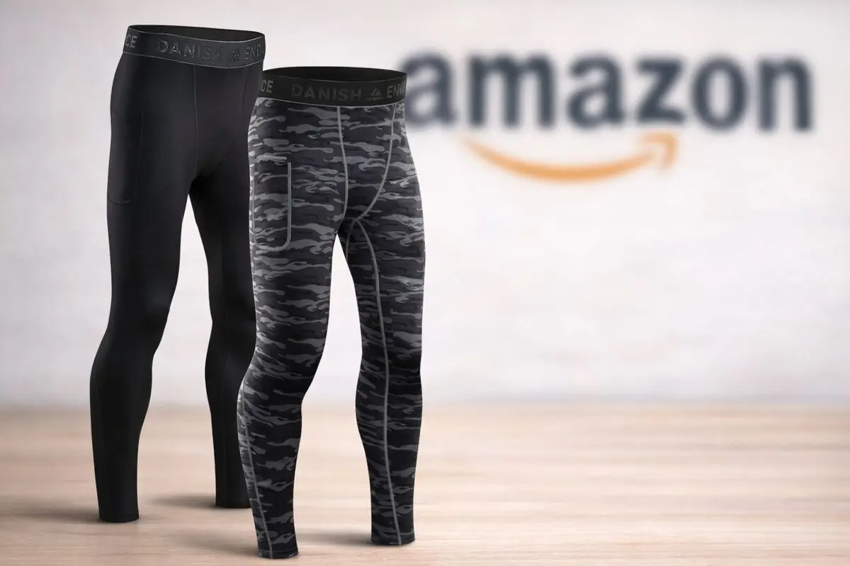 Dos mallas térmicas largas para hombre en color negro y camuflaje gris sobre fondo claro con el logo de Amazon desenfocado detrás