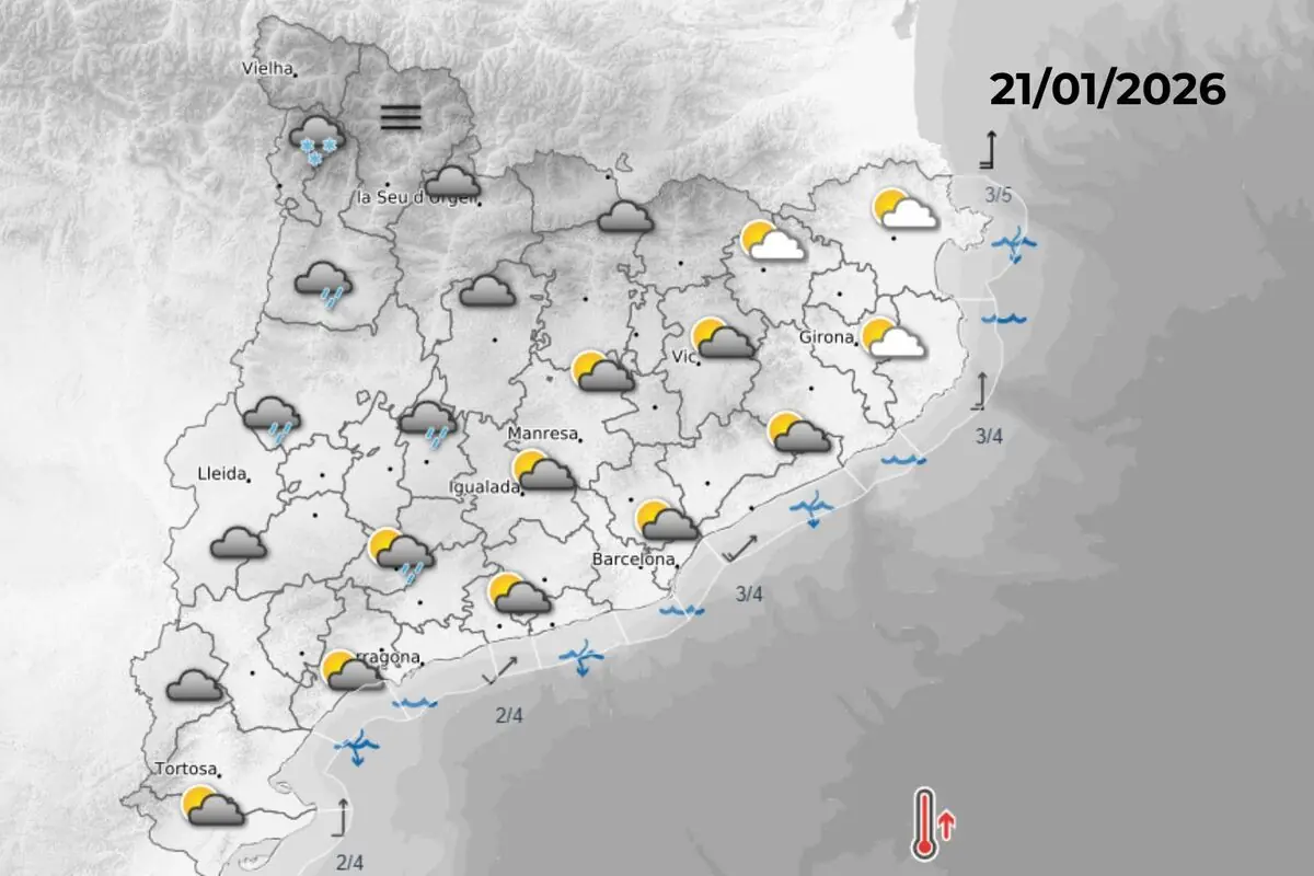 Mapa meteorològic de Catalunya per al 21 de gener de 2026 amb cels ennuvolats, algunes pluges a l’interior i neu al Pirineu, clarianes intermitents a la costa i símbols de onatge i vent al litoral.